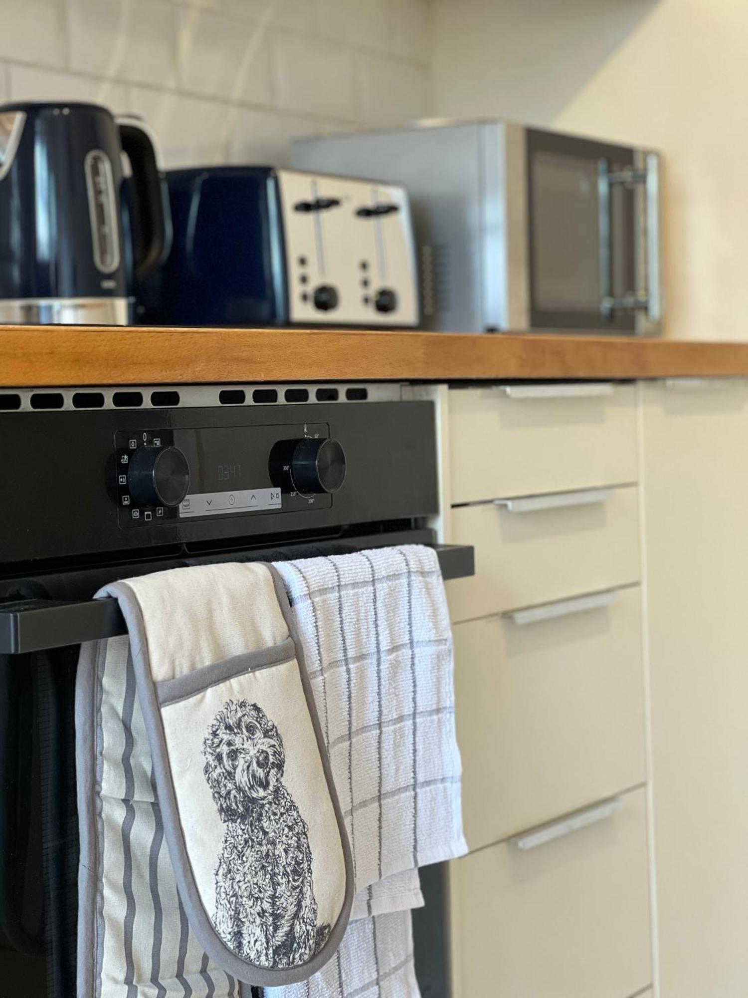 Charming Central Windsor 2 Bed Cottage Free Residents Parking And Private Garden Legoland Ascot Windsor Castle Thorpe Park Heathrow Airport Exterior foto