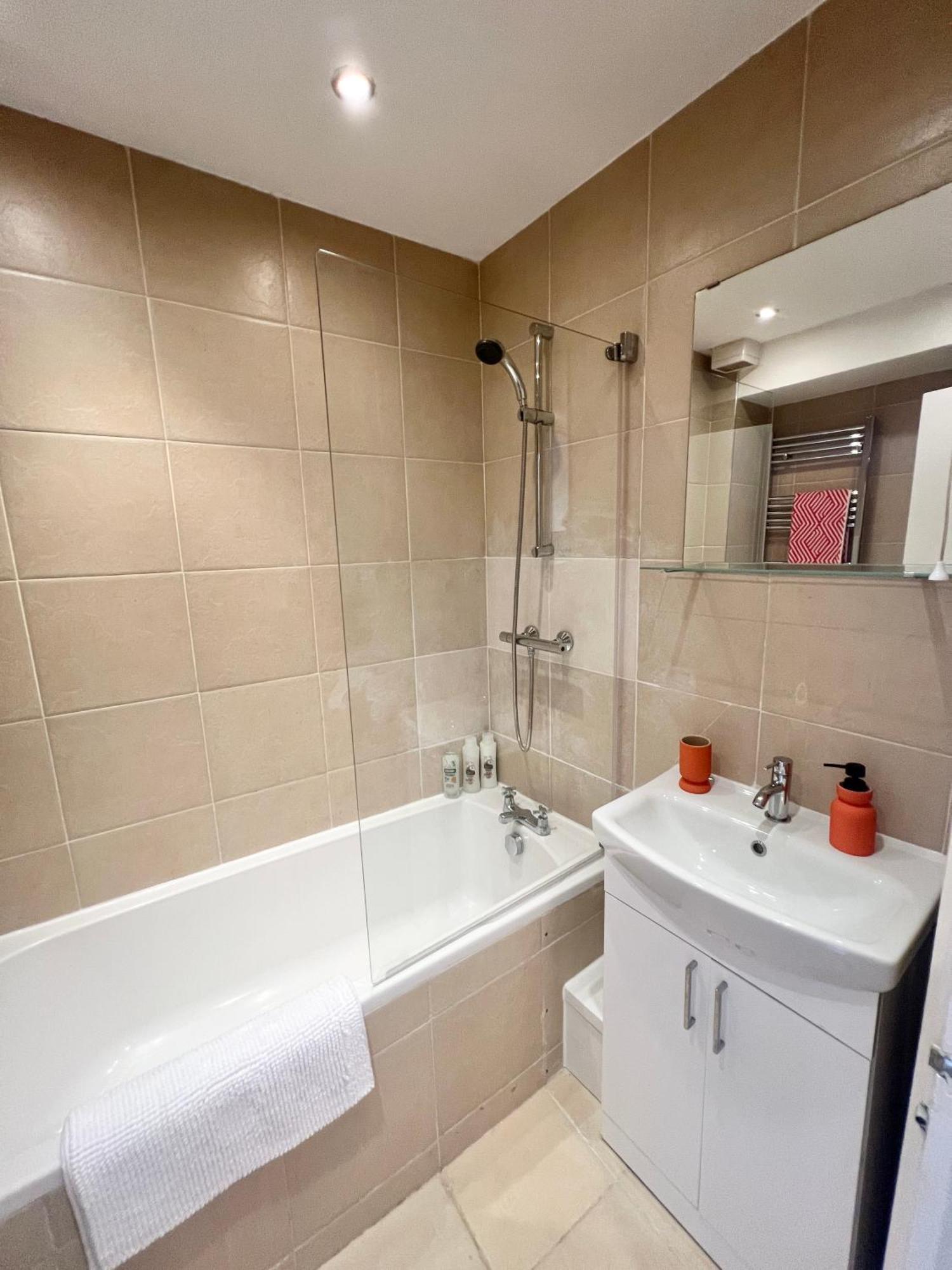 Charming Central Windsor 2 Bed Cottage Free Residents Parking And Private Garden Legoland Ascot Windsor Castle Thorpe Park Heathrow Airport Exterior foto