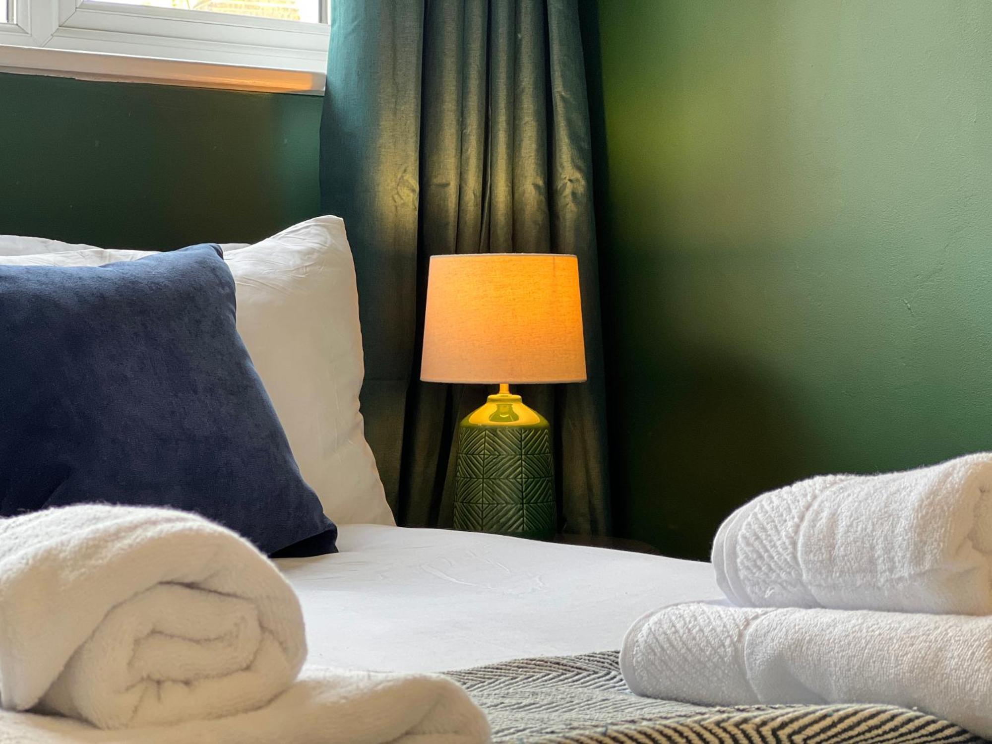 Charming Central Windsor 2 Bed Cottage Free Residents Parking And Private Garden Legoland Ascot Windsor Castle Thorpe Park Heathrow Airport Exterior foto